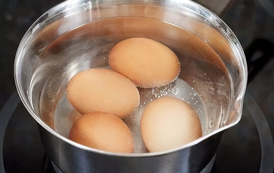 鸡蛋冷水下锅煮几分钟(鸡蛋怎么煮不破壳又容易剥)